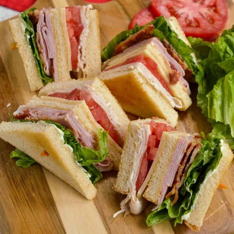 Classic Club Sandwich, Club Sandwiches Recipes, Hot Sandwiches Recipes, Multi Decker Sandwiches, Baloney Sandwich, Club Sandwiches, Club Sandwich Recipes Classic, Small Sandwiches, Ham Sandwich