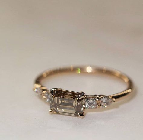 Engagement Rings Classic, Engagement Rings Vintage, Pretty Engagement Rings, Cute Engagement Rings, Future Engagement Rings, Engagement Inspo, Bespoke Rings, Rings Vintage, Unique Engagement Ring