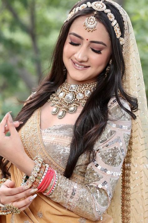 Here's how you can re-create Alia Bhatt's Wedding look like a pro. Check out more on Weddingbazaar.com #weddingbazaar #indianwedding #celebritywedding #bigfatindianwedding #aliabhatt #aliabhattwedding #aliabhattandranbirkapoor #aliabhattweddingphotos #aliabhattweddingpictures #ranbirkapoor #ranbirkapoorwedding #ranbirkapoorweddingphotos #sabyasachisaree #sabyasachisherwani #sabyasachijewellery #sabaysachisaree #sabaysachisareewhite #sabaysachisareeivory #sabaysachisareealiabhatt #sheeshphool Matha Patti Hairstyles, New Dress Design Indian, Makeup Artist Working, Open Hairstyle, Indian Bride Makeup, Open Hair, Saree Hairstyles, Celebrity Bride, Bridal Makeup Images