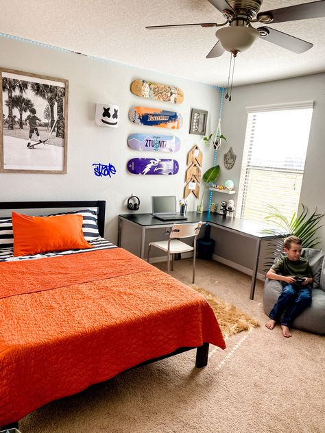 Skate Board Room Ideas, Vans Inspired Bedroom, Skateboard Living Room, Skateboard Aesthetic Bedroom, Skater Room Decor Skateboard Bedroom, Skateboard Deck On Wall, Skateboard Bedroom Ideas, Skateboard In Room, Skateboard Room Aesthetic