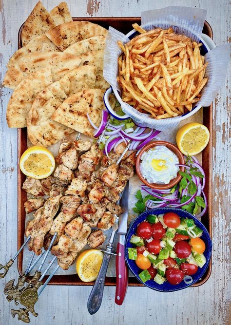 Souvlaki Platter, Plats Healthy, Party Food Platters, God Mat, Food Test, Mediterranean Diet Recipes, Food Platters, Food Presentation, Greek Recipes