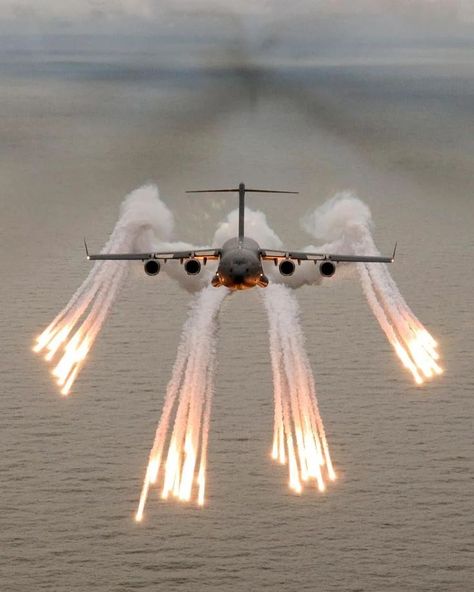 Airforce Lovers on Instagram: “. Angel! Credit: Richard Ellis #giant #c17 #globemaster #badass #flare #angel #beauty #instaphoto #airforce_lovers #airforce…” Richard Ellis, C 17 Globemaster Iii, Angel Flight, Airborne Forces, Aviation World, E T, British Armed Forces, Air Fighter, Aircraft Photos