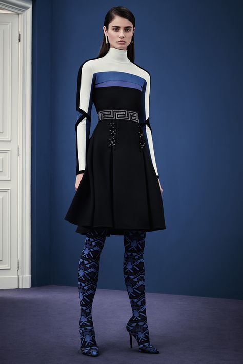 Versace Pre-Fall 2015 Fashion Show - Taylor Hill Versace 2015, Futuristic Dress, Fall 2015 Style, Pre Fall Collection, Donatella Versace, Futuristic Fashion, 2015 Fashion, Fall 2015, Pre Fall