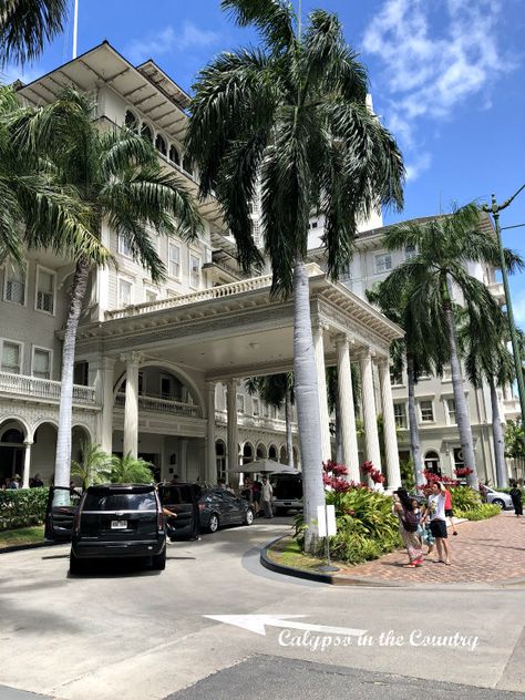 Moana Surfrider Resort and Spa entrance - a historic hotel in Waikiki.  See photos and read all the details of this luxury hotel in Honolulu, Hawaii.  Classic architecture on a prime location on Waikiki beach.  #moanasurfrider #hawaii #oahu #luxuryhotels #hawaiianvacation Beach Hotels Architecture, Tropical Hotel Room Aesthetic, Beach Hotel Exterior, Hawai Hotel, Hawaii Hotel Room, Beach Hotel Design, Beach Hotel Architecture, Bloxburg Resort, Hawaii Airbnb