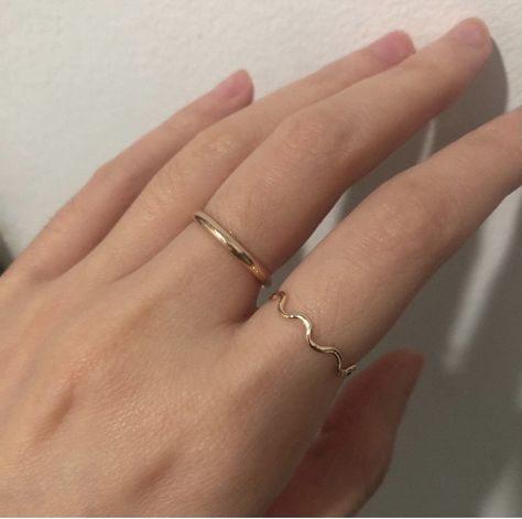 22k Gold Bangles, Jewelry Necklace Simple, Multiple Rings, Modern Gold Jewelry, Fancy Jewellery, Jewelry Lookbook, Cute Rings, Hand Jewelry, Girly Jewelry