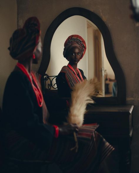 Mò gbójú wẹ́ gbé mò gba’láyá lọ!, Yoruba for “ I look to my side and went with the one that offered me his chest to lay on” In these captivating photos, the graceful Eniola Bolarin @eniolaabolarin radiates beauty in a traditional Yoruba attire, elegantly captured by @thinkakanni 💫✨ Yoruba Attire, Nigerian Traditional Attire, Photoshooting Ideas, Besties Pictures, Night Wedding Photos, Women's Traditional & Ceremonial Clothing, Nigerian Culture, Narrative Photography, Photography Posing Guide