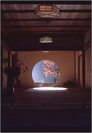 room with round window- Japan - Imgur Kamakura, Japanese Interior, Traditional Japanese House, Japanese Interiors, Japanese Room, Round Window, Zen Space, Japanese Interior Design, Empty Room