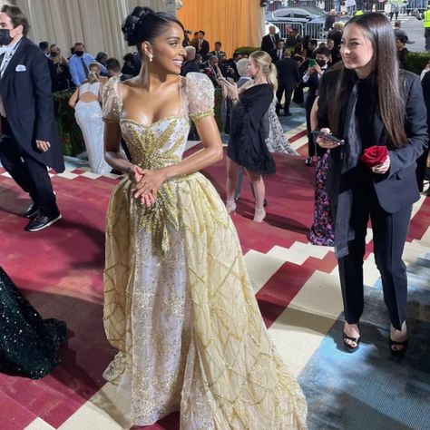 Met Gala 2022 Best Looks – fashionmommy's Blog Met Gala Dresses, Gala Outfit, Gold Gown, Gala Dresses, Gold Dress, Fancy Dresses, Sleeveless Formal Dress, Red Carpet, High Fashion