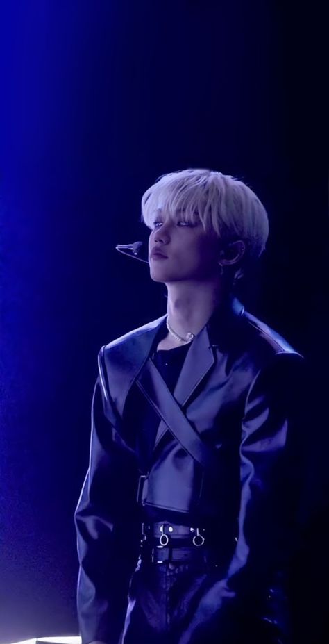 Felix Maniac Outfit, Felix Full Body Pic, Lee Yongbok Wallpaper, Felix Anime, Skz Felix Wallpaper, Lee Felix Hot Pics, Purple Felix Wallpaper, Felix On Stage, Hot Felix Wallpaper