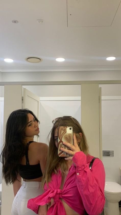 2 Ppl Poses, Spiegel Selfie, Best Friend Poses, Bff Photoshoot Poses, Bff Photoshoot, Mirror Selfie Poses, Swag Girl Style, Best Friends Shoot, Best Friends Aesthetic