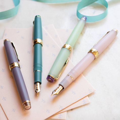 this sailor pro gear slim features a medium fine 21k gold bi-color nib (a first for the pro gear slim!) and a matte body in four color themes, which one is your favorite? - - fountain pens, colorful pens, stationary lover, stationary addict, lilac pen, blush pen, blue pen, teal pen, beautiful pens, sailor pens Sailor Pro Gear Slim, Pens Stationary, Making Birthday Cards, Pearl District Portland, Colorful Pens, Sailor Pens, Letterpress Wedding Invitation, Blue Pen, Ink Well