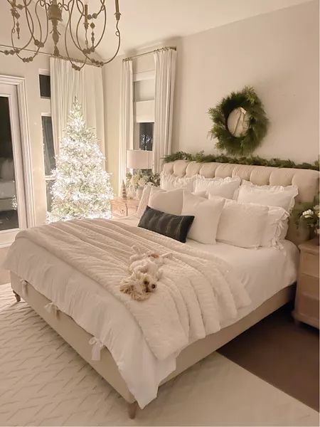 Christmas Tree Bedroom, Winter Bedroom Decor, Holiday Bedroom, My Texas House, Winter Bedroom, Minimalist Christmas Decor, Holiday Room, Texas House, Bedding Ideas