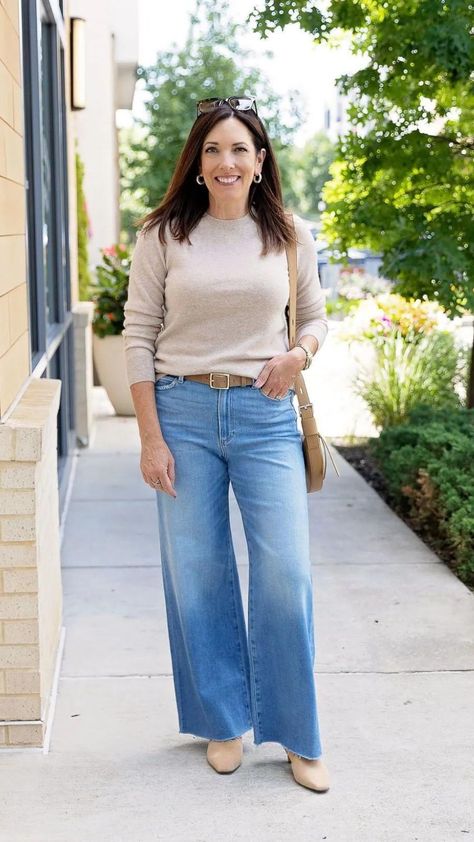 Jo-Lynne Shane is sharing ways to style wide leg jeans this fall. If you are a wide leg jeans lover and need ideas on how to style them for fall, these outfit inspirations are perfect for you. Follow for more advanced fashion, women's bottom and fall fashion styling tips. Jo Lynne Shane, All Types Of Jeans, How To Style Wide Leg Jeans, Advanced Fashion, What Shoes To Wear, Jolynne Shane, Types Of Jeans, Winter Casual, How To Style