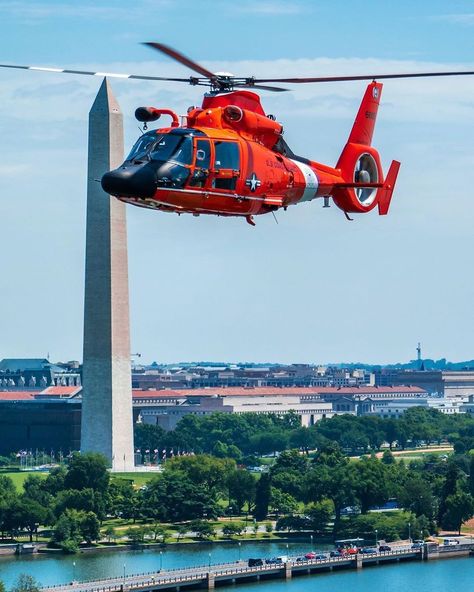 4,876 Me gusta, 15 comentarios - Vertical Magazine (@verticalmag) en Instagram: "A U.S. Coast Guard MH-65 in Washington, D.C. This shot from @flylander88 is one of our weekly photo…" Coast Guard Helicopter, Coast Guard Rescue, C Photo, Us Coast Guard, Coast Guard, Military Aircraft, East Coast, Helicopter, Instagram A