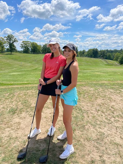 Golf Course Work Outfit, Gulf Outfits Women, Golf Gf Outfits, Golf Shorts Women Outfit, Cute Golf Pictures, Golf Aesthetic Outfit, Golf Outfits Women Summer, Golf Girlfriend Outfit, Golf Girl Aesthetic