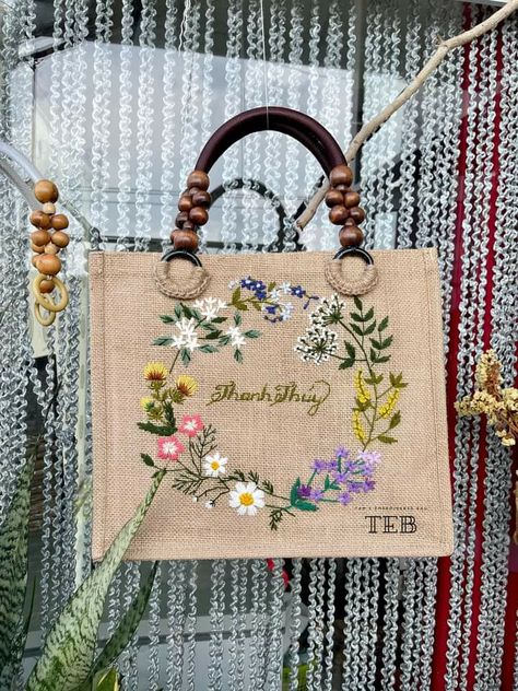 Hand Painted Bags Handbags, Jute Bags Design, Jute Handbags, Canvas Bag Diy, Embroidery Purse, Ribbon Embroidery Kit, Making Fabric Flowers, Handpainted Bags, Cotton Handbag