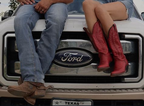 Truck Photoshoot Ideas, Country Photoshoot Ideas, Cowgirl Life, Elsie Silver, Miley Stewart, Cowboy Romance, Cowboy Aesthetic, Country Couples, Cowboy Baby