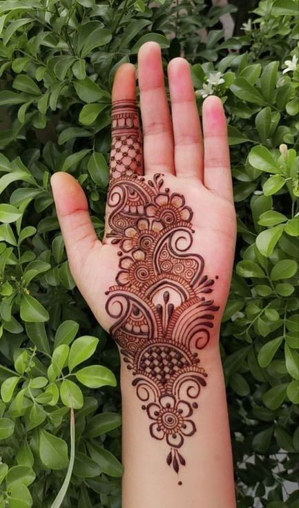 Simple Mehndi On Palm, Small Front Hand Mehndi Designs, Mehndi Designs Eid Simple, Palm Mehendi Designs Front Hand, Palm Mehndi Design Unique 2024, Mehndi Cute Designs, Mahendi Designs Latest Normal, Aesthetic Mehendi Designs Back Hand, Simplest Mehendi Design