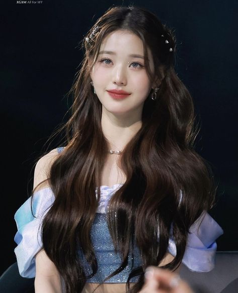 Wonyoung Picture, Debut Hairstyles, Blonde And Brunette Best Friends, Jang Wonyoung Ive, Formal Hairstyles For Long Hair, Korean Hair Color, Graduation Hairstyles, Long Hair Wedding Styles, Hair Tutorials For Medium Hair