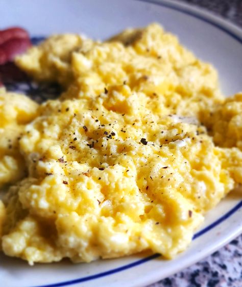 Scrambled Eggs With Greek Yogurt | Kalofagas.ca Eggs With Greek Yogurt, Yogurt Greek, Greek Yogurt Eggs, Scrambled Eggs Recipe, Eggs In Peppers, Fruit Dishes, Egg Breakfast, Greek Style, Breakfast Time