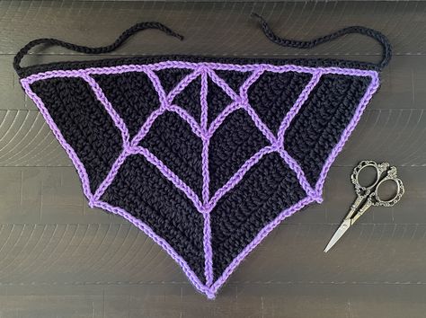 Crochet Spider Web Granny Square, Halloween Bandana Crochet Pattern, Halloween Bandana Crochet, Crochet Spiderweb Bandana Pattern, Skull Bandana Crochet Pattern, Crochet Witchy Stuff, Bandanas Crochet, Spiderweb Crop Top Crochet, Crochet Spooky