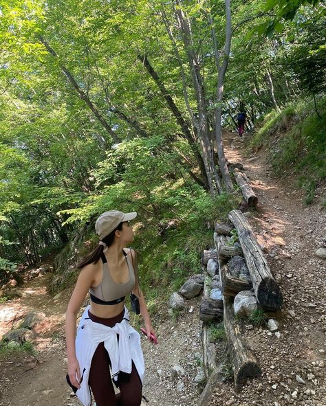 Hiking Vibes Aesthetic, Nature Trip Outfit, Hiking Outfit Mountain, Mountain Aesthetic Outfit, Hiking Picture Ideas, Trekking Outfit Women, Hiking Outfit Summer, Hiking Fits, Travel Pose