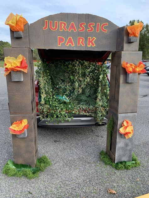 Jurassic Park Explorer, Jurassic World Diy Decorations, Jurrasic Park Trunk Or Treat Diy, Trunk Or Treat Dinosaur Ideas, Jurassic Park Party Diy, Jurassic World Trunk Or Treat, Dinosaur Halloween Decorations, Jurassic Park Gate Entrance Diy, Diy Jurassic Park Decorations