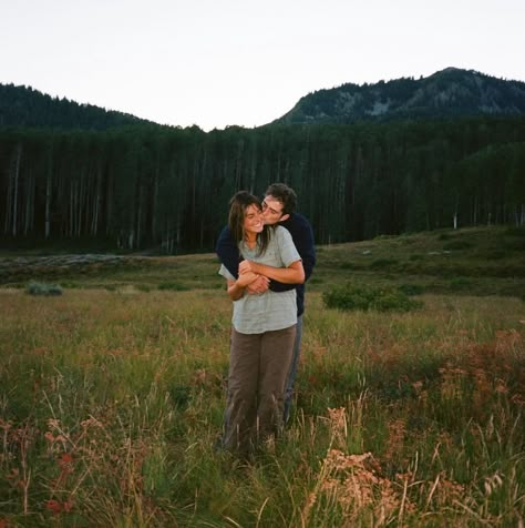 Autumn Couple Photos, Granola Couple Photoshoot, Granola Couple Aesthetic, Poses With Bf, Outfits For Hiking, Stylish Hiking Outfit, Outfits Granola, Cute Hiking Outfits, Hiking Date