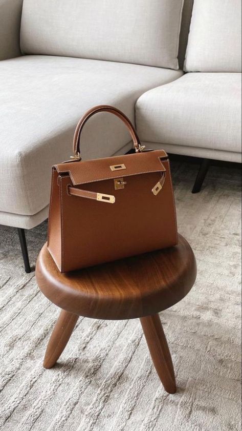 Hermes Kelly Gold, Hermes Kelly 25 Outfit, Kelly 25 Hermes, Hermes Kelly Bag 25, Hermes Bag Aesthetic, Kelly Hermes Bag, Kelly Bag Hermes, Vintage Hermes Bag, Trending Bags