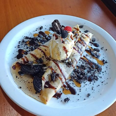 Crepe with oreo and icecream. Design made for my coffee shop. Oreo Crepe, Crepes Nutella, Chips Snacks, Fruit Chip, Snack Chips, My Coffee, Latte Art, Chocolate Candy, Food Design