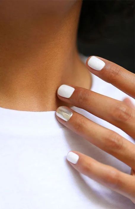 17 Colores de uñas que se ven hermosos en pieles morenas Snow Nails, The Trend Spotter, Nagellack Trends, White Acrylic Nails, White Nail Polish, White Nail, Chrome Nails, Nail Polish Colors, Perfect Nails