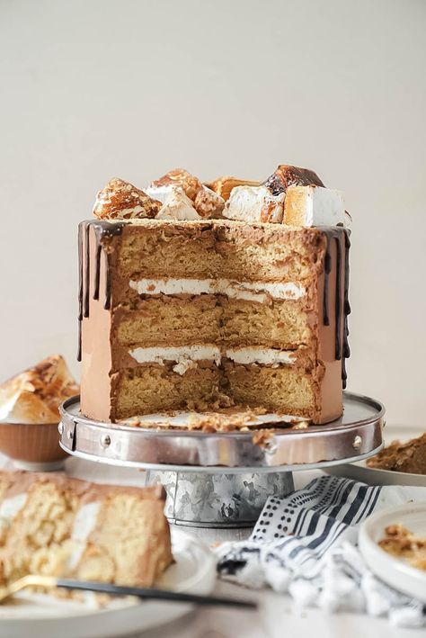 Graham Cracker S’mores Cake S’mores Chocolate Cake, Smores Wedding Cake, Graham Cracker Cake Recipe, S’more Cake, Graham Cracker Smores, Smores Cake Recipe, Blueberry Buckle Cake, Cake Decor Ideas, Graham Cake