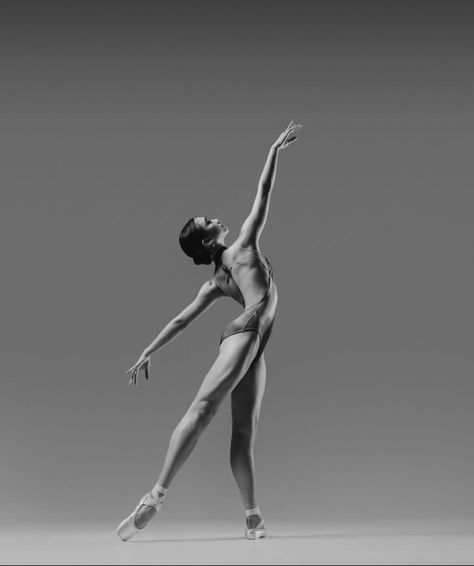 Ballet Dance Pictures, Ballet Shoot Ideas, Easy Ballet Poses For Pictures, Outside Ballet Photography, Ballet Dancer Photoshoot, Ballet Poses Photography Photo Shoot, Ballet Photo Shoot Poses, Ballet Photoshoot Poses Easy, Dance Photoshoot Outfit Ideas