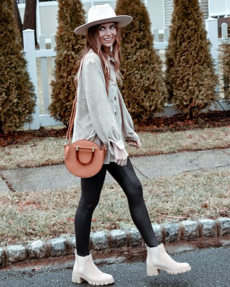 Leather Leggings With Chelsea Boots, Faux Leather Leggings With Boots, Leather Leggings Outfit Fall, How To Style Leather Leggings, How To Style Faux Leather Leggings, Style Leather Leggings, Style Faux Leather Leggings, Faux Leather Leggings Outfit, Outfit Botas