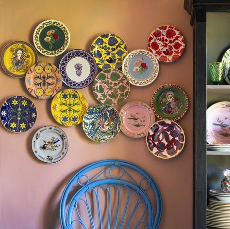 How to Make a Plate Wall Look Good Framing Doorway, Chinoiserie Plates, Plates Wall, Wall Trends, Statement Decor, Old Plates, Plate Hangers, Plate Wall Decor, Vintage Chinoiserie