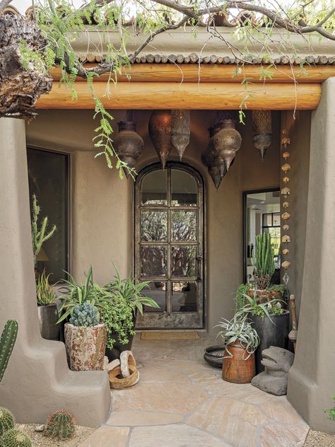 A Desert Highlands Home Initiates a Dialogue With its Surroundings - Phoenix Home & Garden Desert Style Home Exterior, Desert Porch Ideas, Desert Patios Arizona, Desert Potted Plants Patio, Desert Homes Exterior Arizona, Desert Patio Ideas, Desert House Exterior, Phoenix Decor, Southwest Patio