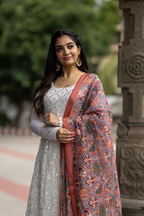 Poses For Churidar, Grand Chudidars, Bandhini Kurti Designs, Salwar Suit Photography Poses, Kurthi Poses For Women, Churidar Poses, Kalamkari Dupatta With Dress, Kurti Photo Poses, Ethnic Dresses