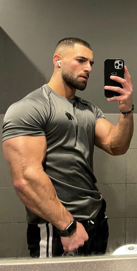 Muscular Men Fashion, Work In Silence, Taking A Selfie, Gym Guys, Black Men Fashion Casual, Bodybuilders Men, Beefy Men, Mens Workout Clothes, Men's Muscle