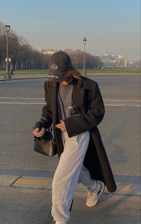 Trench Coat Outfit Sweatpants, Sweatpants Coat Outfit, Sweatpants Winter Outfit, Sweatpants Outfit Winter, Sweatpants Outfits Winter, Sweats Outfits, Long Wool Coat Women, Long Coat Outfit, Flight Outfit