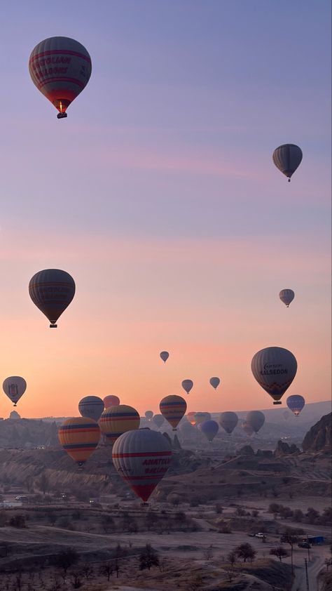 Aesthetic Hot Air Balloons, Hot Air Balloons Wallpaper, Cappadocia Wallpaper, Fly Wallpaper, Hot Air Balloon Wallpaper, Hot Air Balloons Photography, Flying Balloon, Wallpaper Laptop, Pretty Landscapes