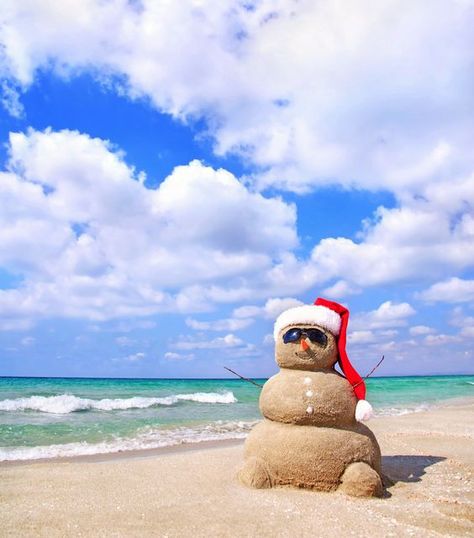 Instead of building a snowman in the snow go to the beach with the family and build a snowman in the sand. Not only will this make for totally cute pictures but it will make for a really great memory! Beach Christmas Pictures, Christmas Beach Photos, Sand Snowman, Beach Christmas Card, Fantasy Christmas, Beach Caribbean, Christmas Weather, Florida Christmas, Xmas Photos