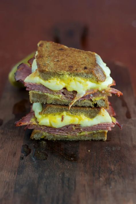 The Montreal Grilled Cheese Smoked Meat Sandwich, Montreal Smoked Meat Sandwich, Montreal Smoked Meat, Slider Sandwiches, Gourmet Grilled Cheese, Nice Recipes, Meat Sandwich, Smoked Meat, Cheese Curds