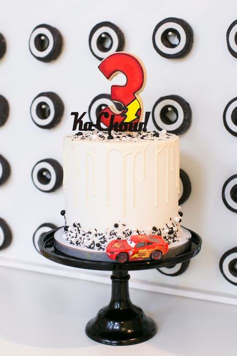 3 Birthday Party, Cars Birthday Party Ideas, Disney Cars Cake, Γενέθλια Mickey Mouse, Lightning Mcqueen Cake, Party Elements, Mcqueen Cake, Cars Birthday Party, Cars Birthday Cake