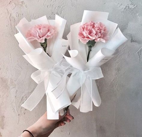 Flowers 🌺 on Twitter: "… " Single Bouquet, Single Flower Bouquet, Flower Bouquet Diy, Flower Box Gift, Flower Gift Ideas, Boquette Flowers, Flower Business, Flowers Bouquet Gift, Bouquet Wrap