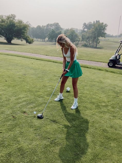 Hot Golf Outfit, Women’s Golf Hairstyles, Golf Watching Outfit Woman, Indoor Mini Golf Date Outfit, Golf Photoshoot Women, Country Club Outfit Women, Girl Golf Aesthetic, Golf Theme Party Outfit, Pga Tour Outfit Women Spectator