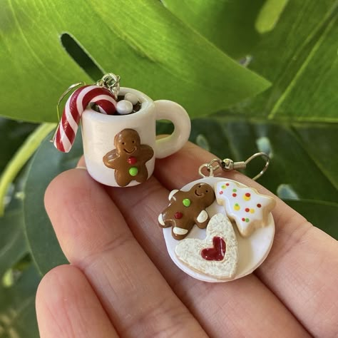 Hot Cocoa Care Package, Clay Christmas Cookies, Polymer Clay Christmas Cookies, Christmas Polymer Clay Charms, Christmas Earrings Aesthetic, Cute Clay Ideas Christmas, Polymer Clay Christmas Gifts, Food Earrings Clay, Fimo Christmas Earrings