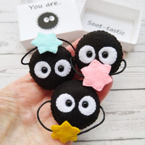 Ghibli Sewing Pattern, Studio Ghibli Sewing Patterns, Cute Anime Crafts, Kawaii Felt Plushies, Diy Anime Gifts, Soot Sprite Crochet, Soot Sprite Plush, Felt Sewing Projects, Gifts For Him Cute