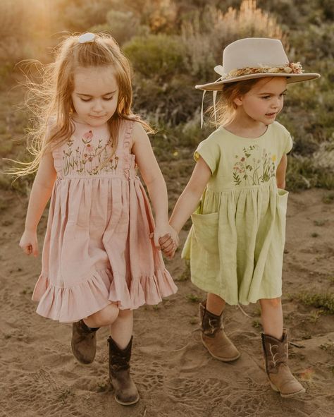 Kids Linen Clothes, Duct Tape Prom Dress, Linen Baby Dress, Baby Summer Outfit, Childrens Outfits, Girls Frocks, Kids Linen, Designer Kids Wear, Children Outfits