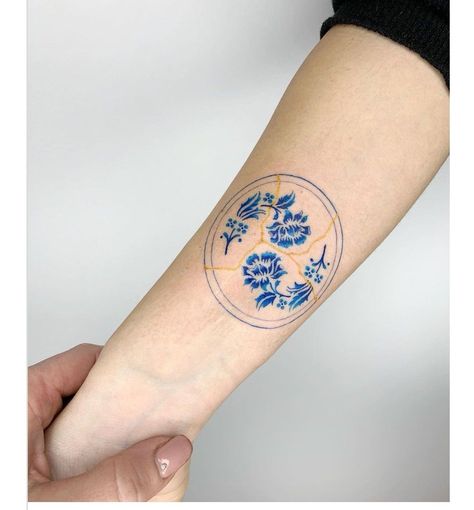 Kintsukuroi Tattoo, Kintsugi Tattoo Ideas, Kintsugi Tattoo, Realistic Tattoo Ideas, Blue Ink Tattoos, Symmetrical Tattoo, Le Tattoo, Abstract Tattoo Designs, Scar Tattoo