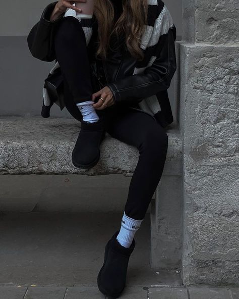 Emu Shoes Outfit, Black Mini Ugg Boots Outfit, Ugg Black Boots Outfit, Uggs Black Outfit, Ugg Mini Boots Outfit Winter, Black Ugg Outfit Ideas, Black Uggs Outfit Winter, Outfits With Black Uggs, Black Ugg Outfit